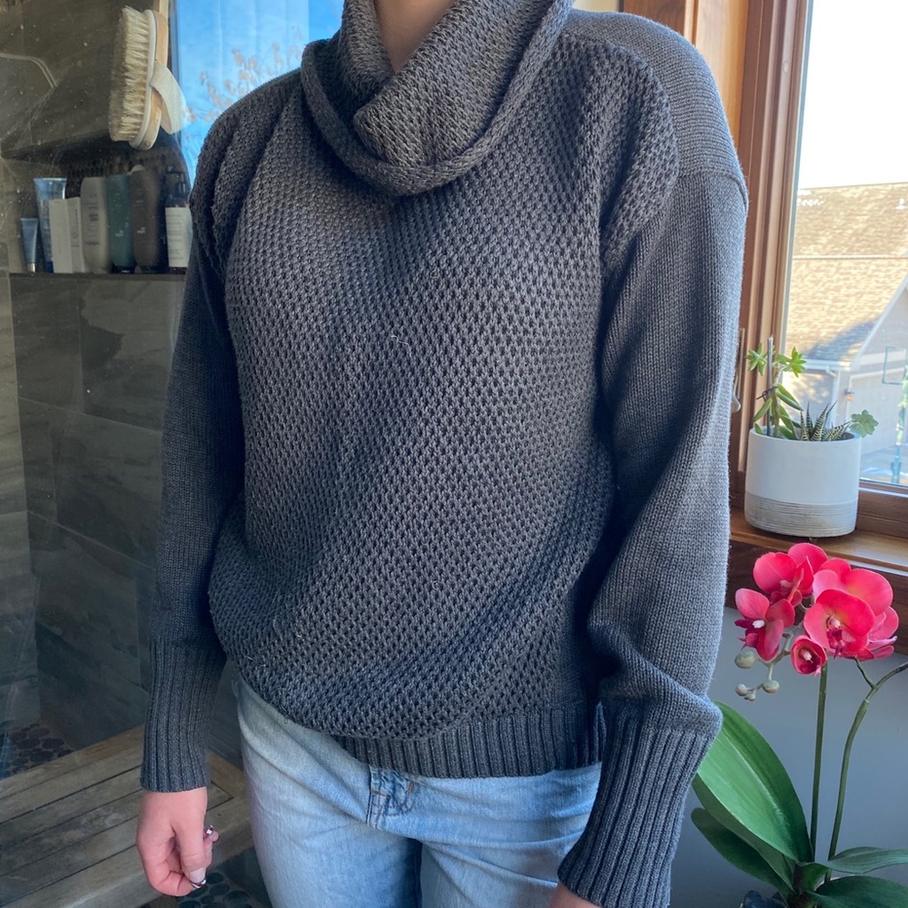 Amazing Athleta Gray Turtleneck Sweater